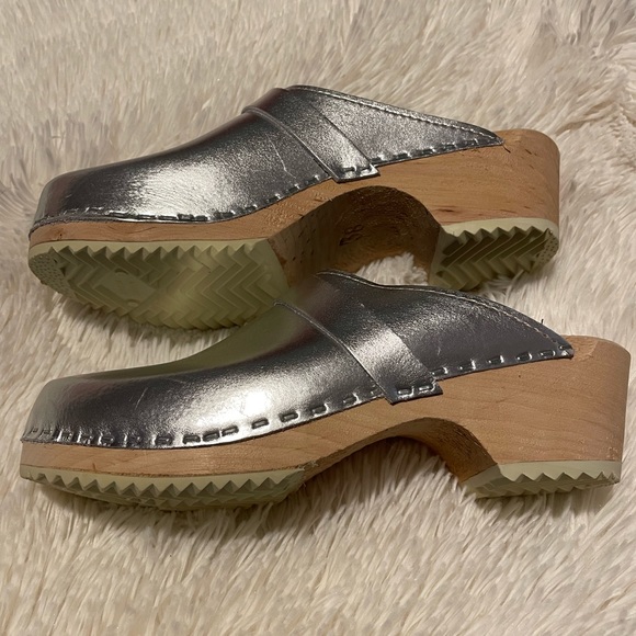Silver women’s 38 euro/7 1/2 US Torpatofeln clogs - Picture 8 of 8